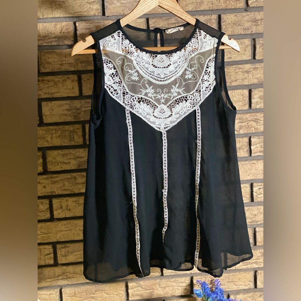 ‎Lisa collection black top with white lace chest